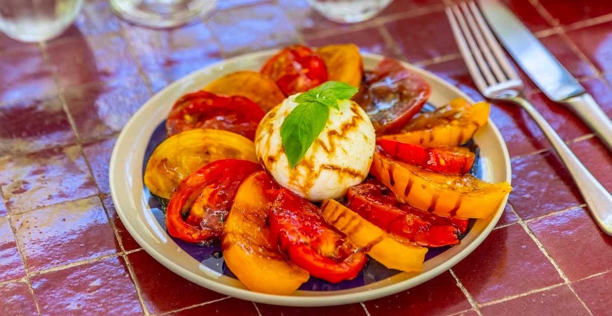 Tomates anciennes, burratina et pesto